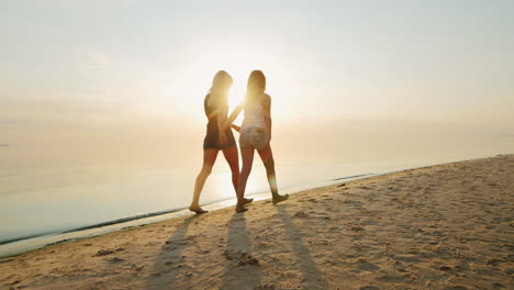 Madre-E-Hija-Son-Un-Adolescente-En-La-Playa-Al-Atardecer-Vista-Posterior-Tiro-De-Steadicam-En-Cámara-Lenta