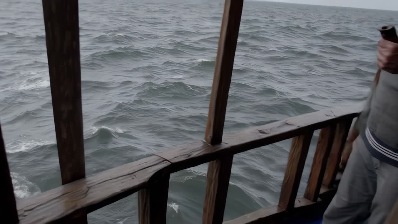 Seemann beobachtet das Meer