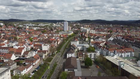 Tráfico-Callejero-E-Identidad-Arquitectónica-En-La-Ciudad-Alemana-De-Kaiserslautern.