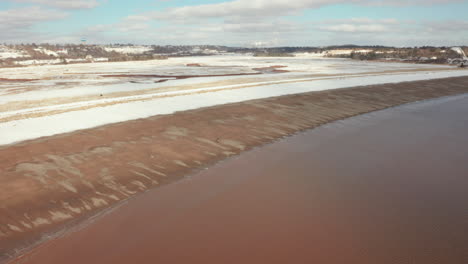 Vista-Aérea-De-Una-Playa-Del-Océano-Atlántico-En-Un-Frío-Día-De-Invierno