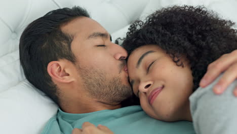 Pareja-Cómoda,-Durmiendo-En-El-Dormitorio