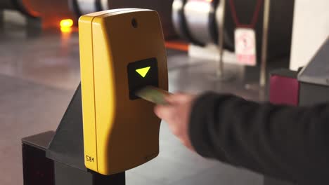 billete de marcado en el metro o metro de praga, vista de primer plano de la máquina amarilla, transporte público barato de la república checa