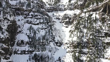 Luftaufnahmen-Von-Einem-Bergtal-Mit-Schnee-In-Den-Spanischen-Pyrenäen