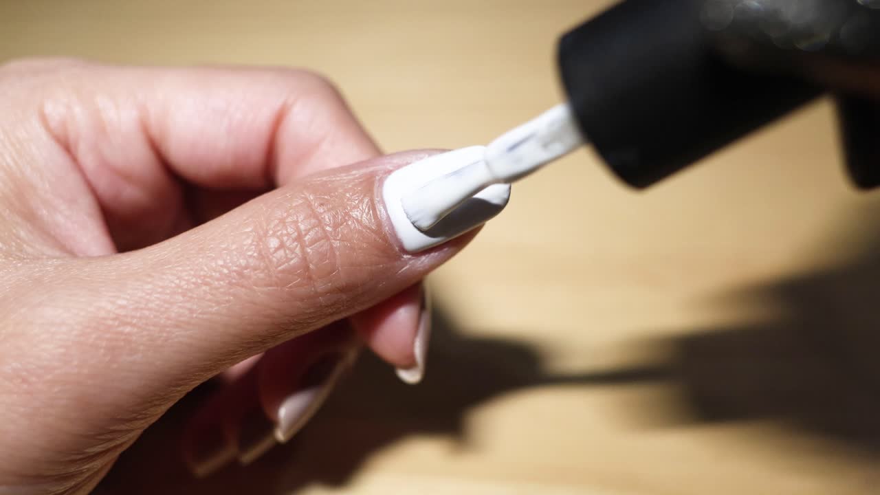 secuencia de aplicación de esmalte de uñas en las uñas