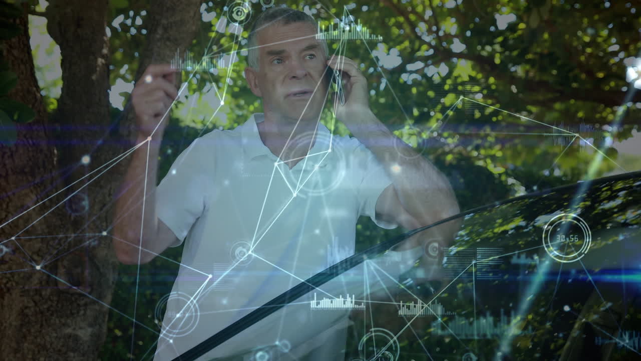 animación de la red de conexiones sobre el hombre mayor caucásico hablando en teléfono inteligente en el parque