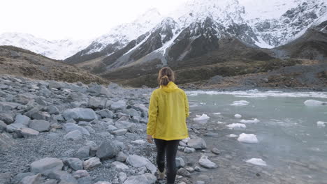 caminando junto al lago glacial en el valle de hooker en mount cook durante una fría tarde de invierno en nueva zelanda