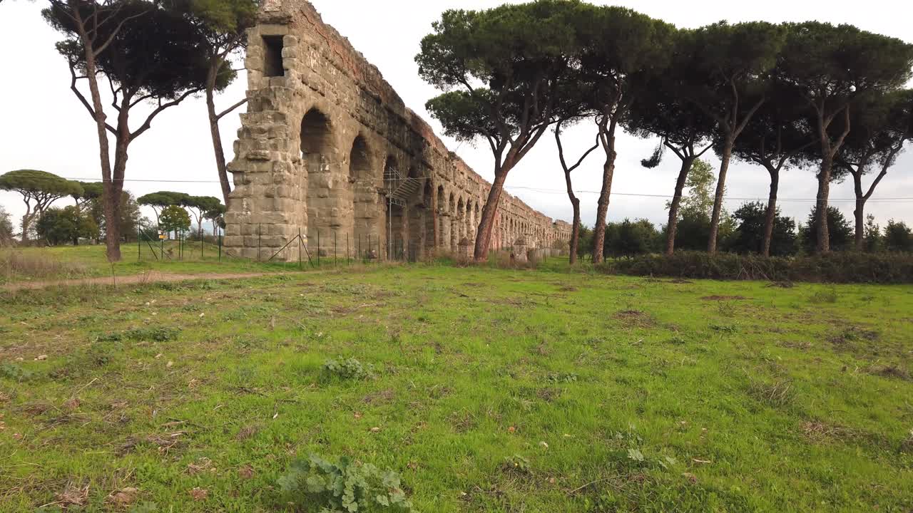 detalle de un acueducto de la antigua roma en parco degli acquedotti en las afueras de la capital de italia, movimiento de carro y pan para girar alrededor del poi