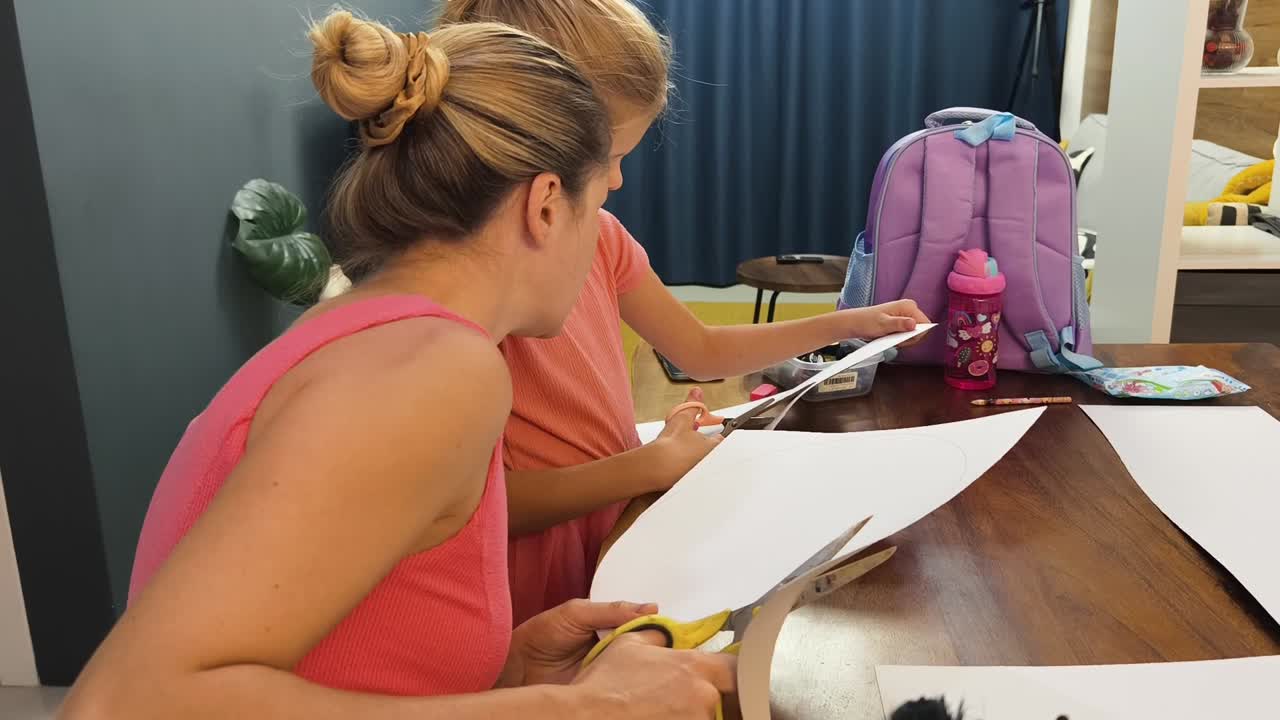 madre e hija haciendo un proyecto de artesanía juntos