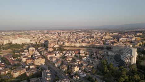 Eine-Fesselnde-Drohne-Nähert-Sich-Der-Kathedrale-Von-Tarragona-In-Spanien-Und-Sonnt-Sich-Im-Morgenlicht