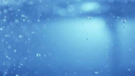 la superficie del agua limpia en cámara lenta llena la pantalla con agua salpicando la gota de agua y la superficie líquida ondeando con una burbuja de aire