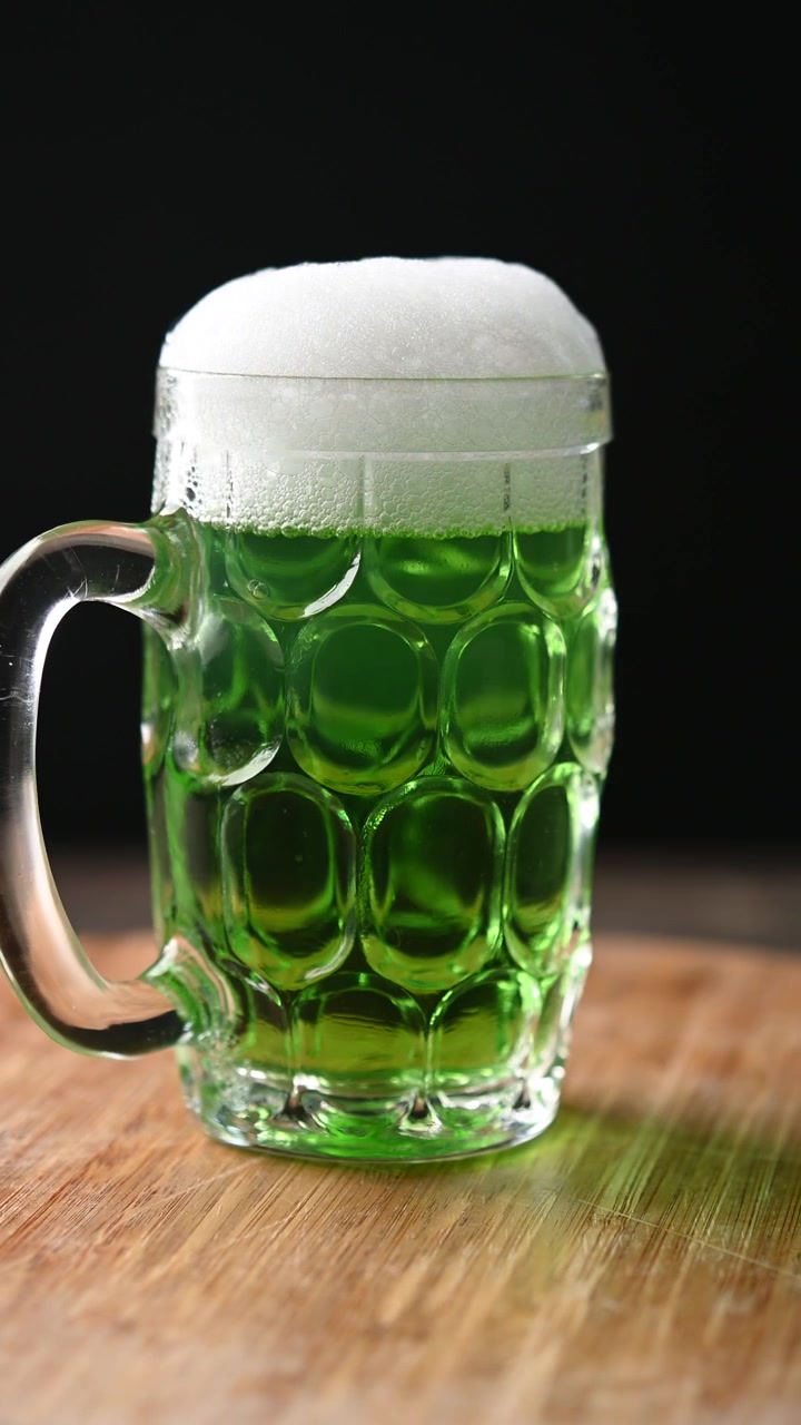 Grüner Bierkrug mit Schaum für den St. Patrick's Day.