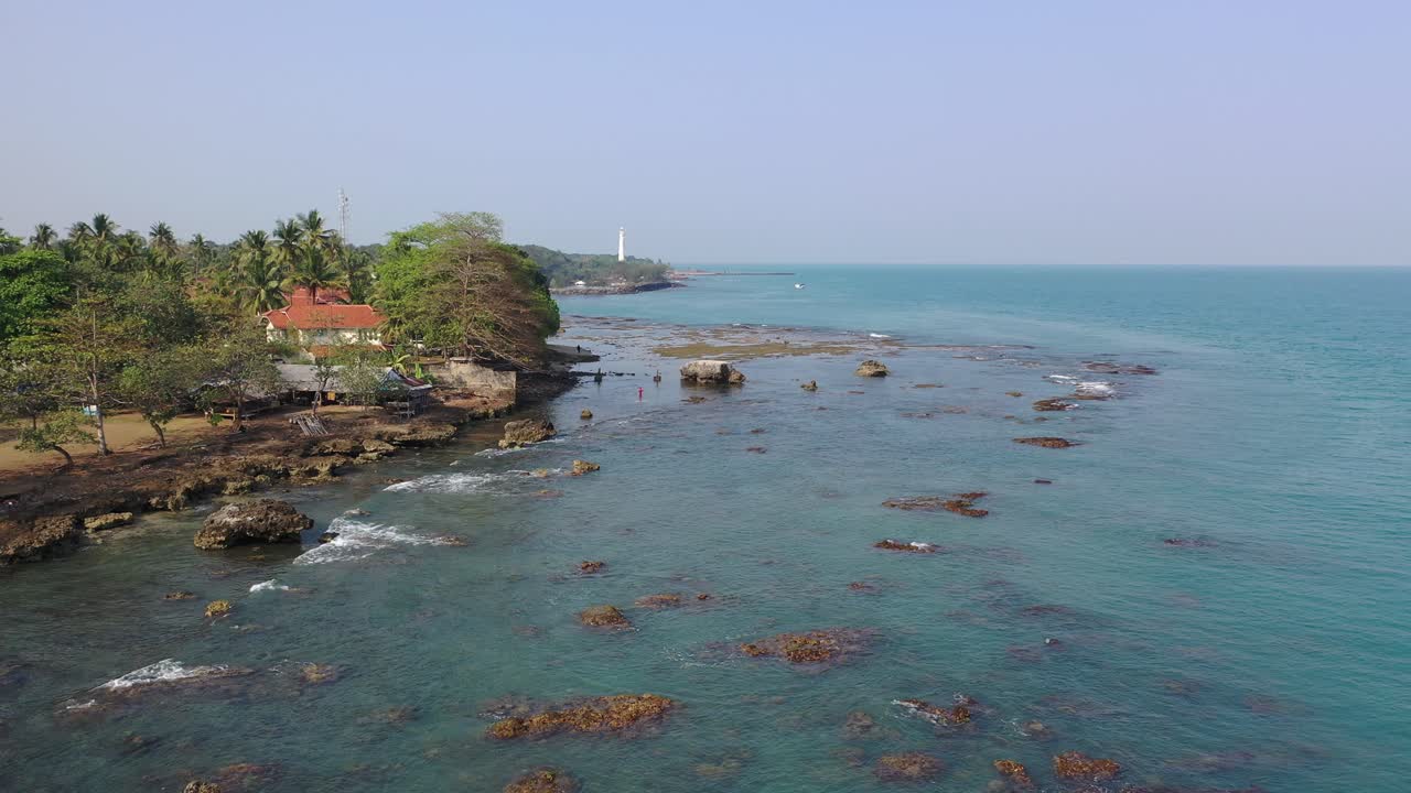 Paesaggio costiero con faro e costa rocciosa