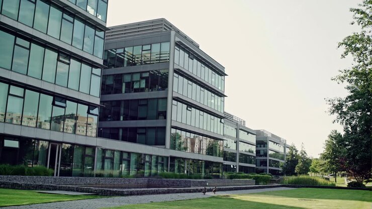 Edifici per uffici di paesaggio urbano con architettura aziendale moderna - concetto di business e successo