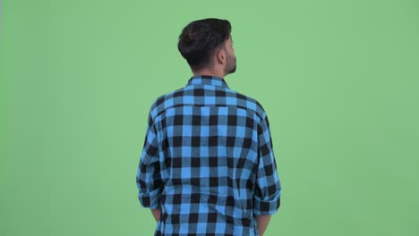joven y guapo hombre persa hipster barbudo