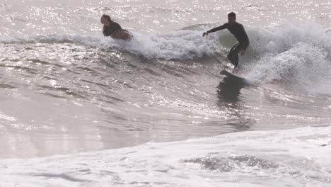 un hombre surfeando en una ola