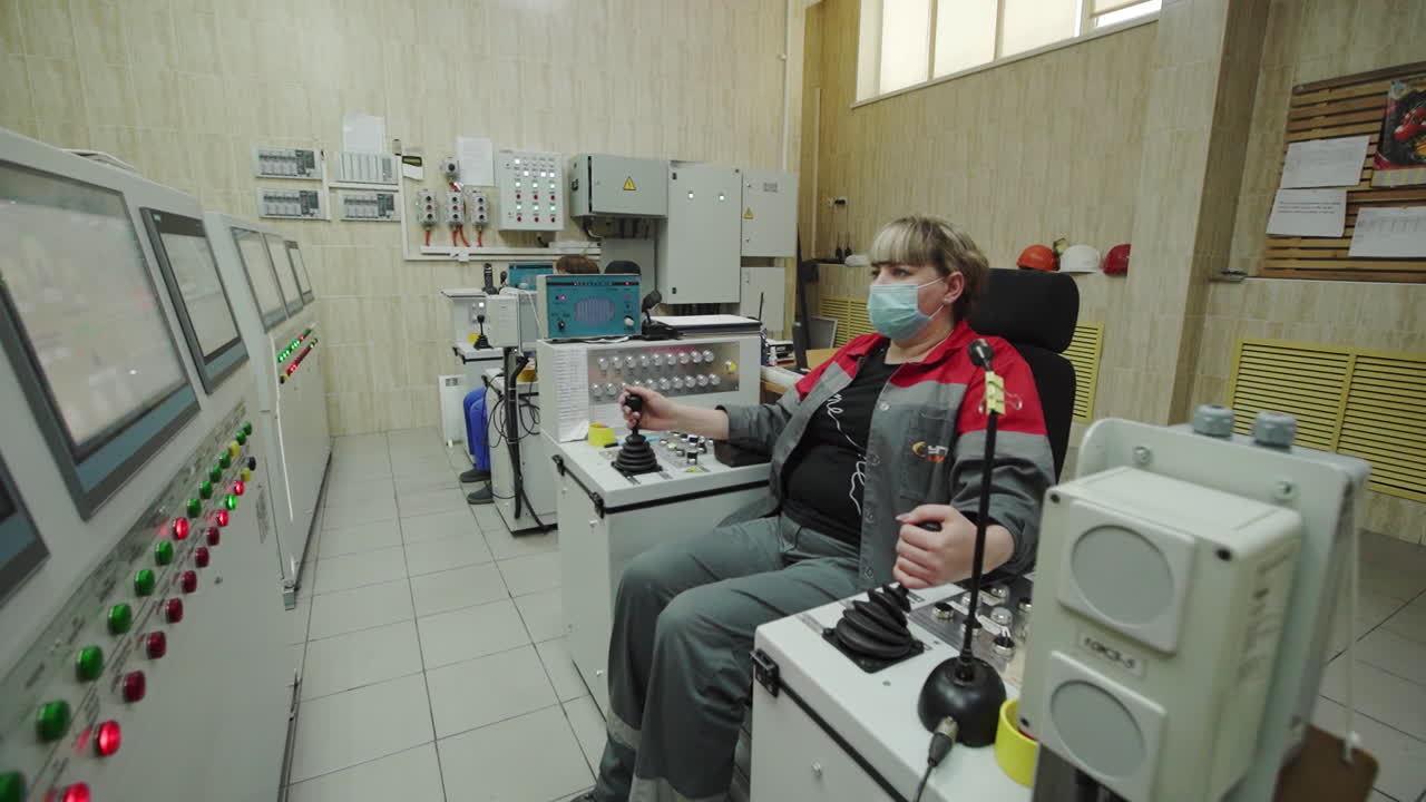 operador de la sala de control industrial