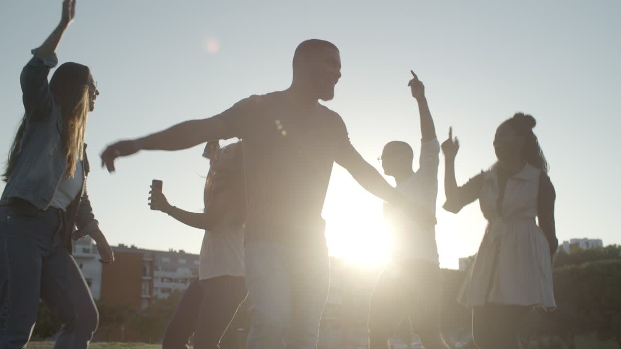 웃는 잘생긴 젊은이가 춤을 추면서 회전합니다.