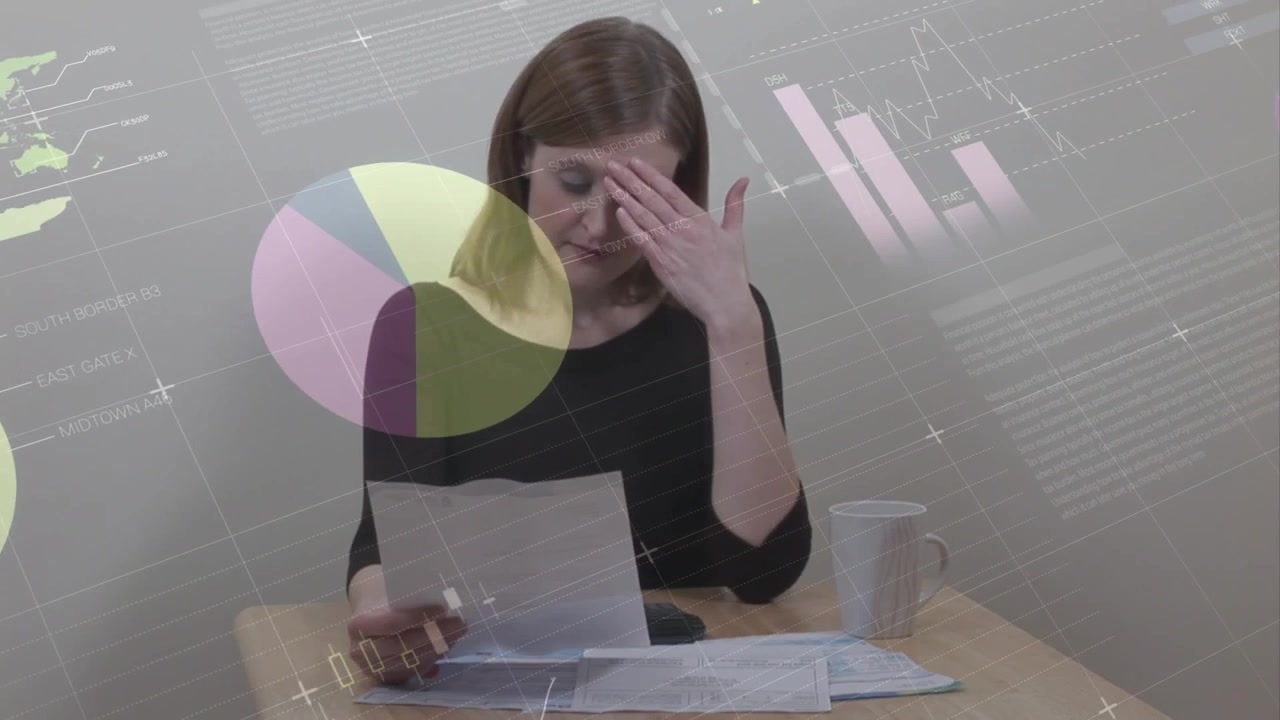 Mulher de meia-idade lendo documentos e tocando em um dispositivo, gerando gráficos de dados para análise financeira.