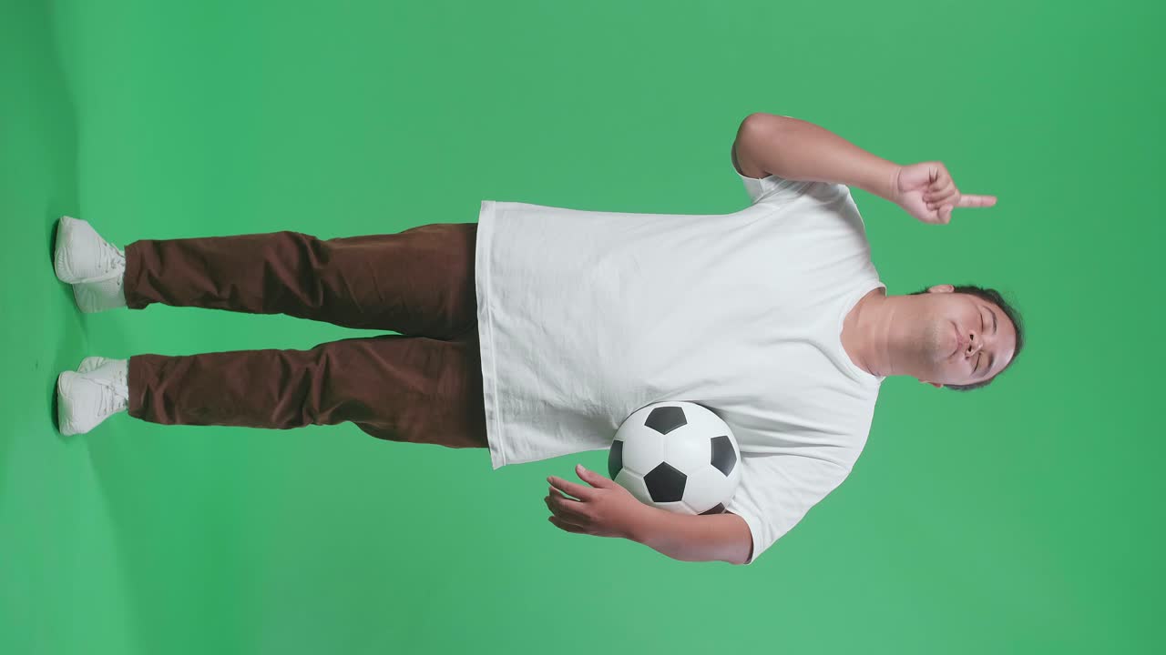 축구 공 을 들고 가리키는 남자