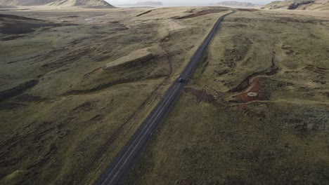 Filmische-Straße,-Die-Durch-Weite-Vulkanische-Wüstenlandschaft-Führt,-Autofahren