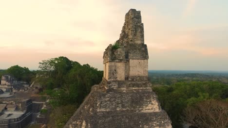 Atemberaubende-Luftaufnahme-Eines-Der-Alten-Tempel-Von-Tikal-Vor-Dem-Hintergrund-Eines-Lebendigen-Sonnenuntergangs