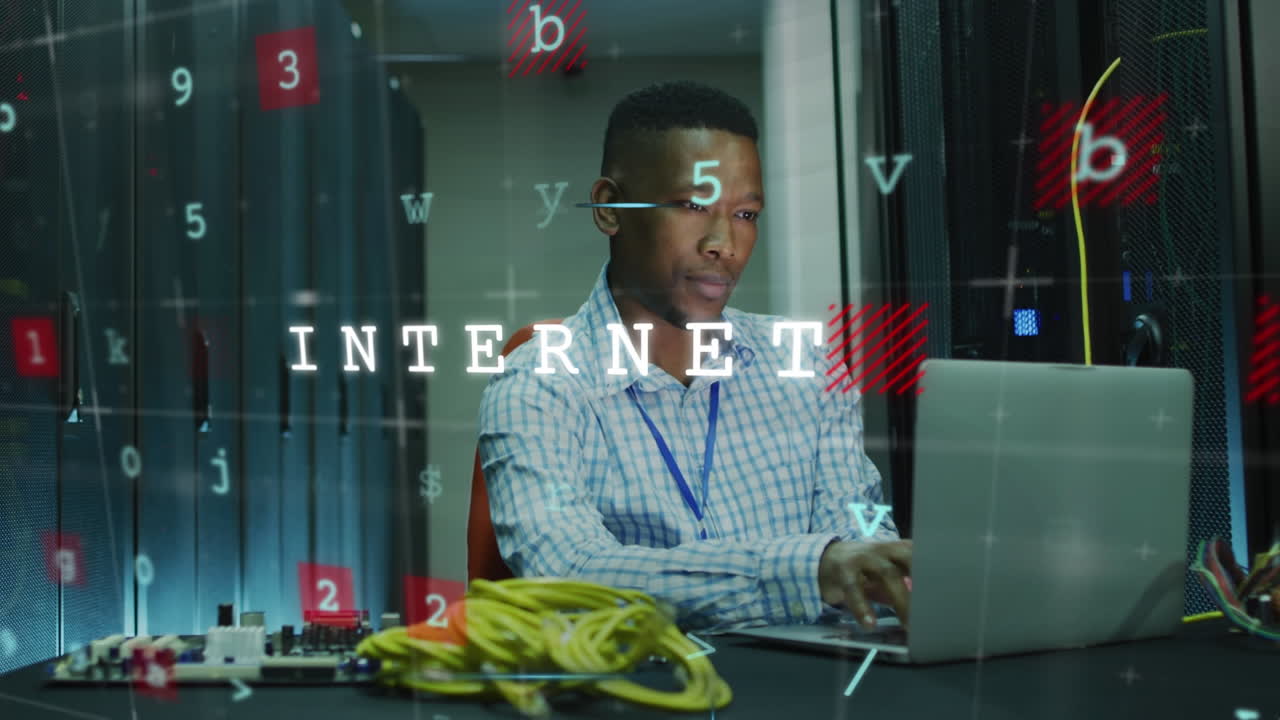 animación de cartas y textos sobre un hombre afroamericano trabajando en una computadora portátil en la sala del servidor