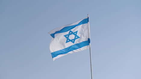 Die-Nationalflagge-Israels-Weht-Im-Wind-Vor-Blauem-Himmel