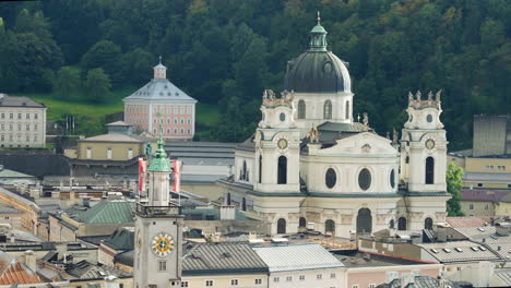 Vista-De-Perfil-De-La-Torre-Del-Reloj-Y-La-Iglesia-Católica-En-Salzburgo-Austria