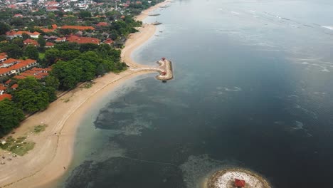 Wunderschöner-Filmischer-Sanur-Strand,-Bali-Drohnenaufnahmen-Mit-Interessanter-Landschaft,-Fischerbooten-Und-Ruhigem-Wetter