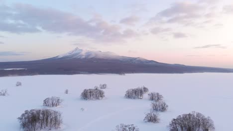 Seitlicher-Luftflug-über-Gefrorene-Landschaft-Im-Onuma-Nationalpark