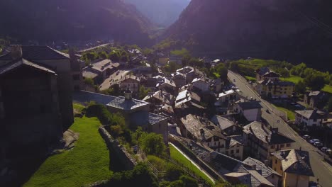 Establecimiento-De-Una-Toma-De-Un-Pueblo-En-Los-Alpes-Italianos,-Vista-Aérea-En-Un-Día-Soleado