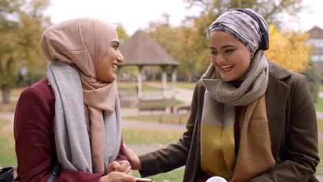 Zwei-Britische-Muslimische-Frauen-Treffen-Sich-Im-Stadtpark