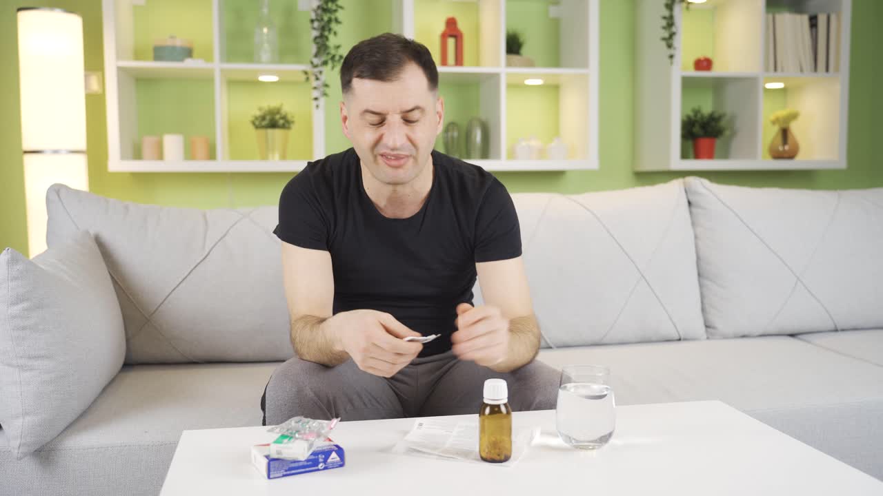 el hombre que usa drogas inconscientes está arriesgando su salud. los médicos aprobaron la medicación.