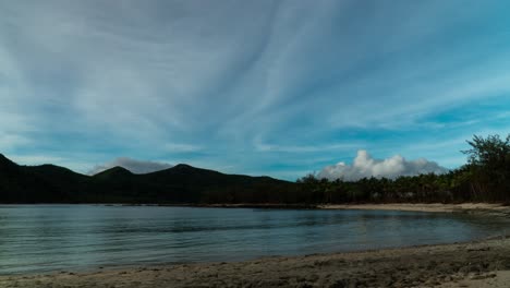 Wasser-Steigende-Flut-Am-Tropischen-Inselstrand-Mit-Blauem-Himmel-Und-Wolken,-Zeitraffer