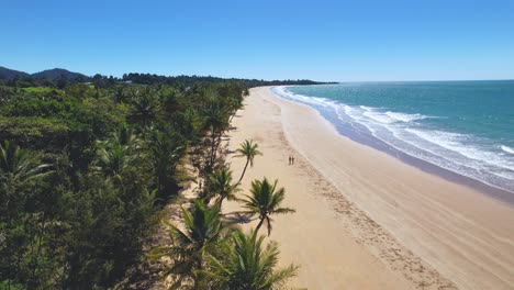 Vídeo-De-Drones-De-4k-De-Una-Pareja-Caminando-Por-La-Icónica-Playa-De-La-Misión,-Queensland,-Australia