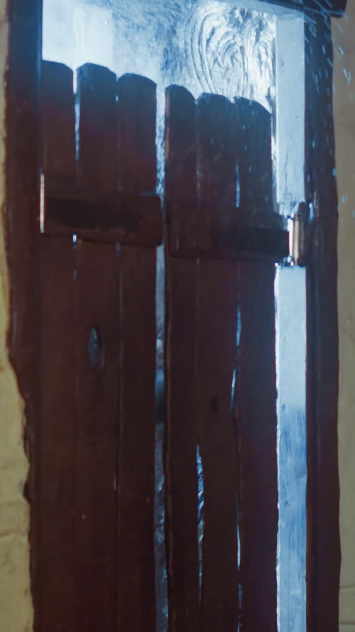 검을 들고 있는 기사 (騎士) 는 눈이 내리는 겨울날에 술집에 들어오고, 금속 갑옷을 입은 강한 모험가 (冒險家) 가 상점에 유물을 들고, 전사가 도 술집을 방문한다.