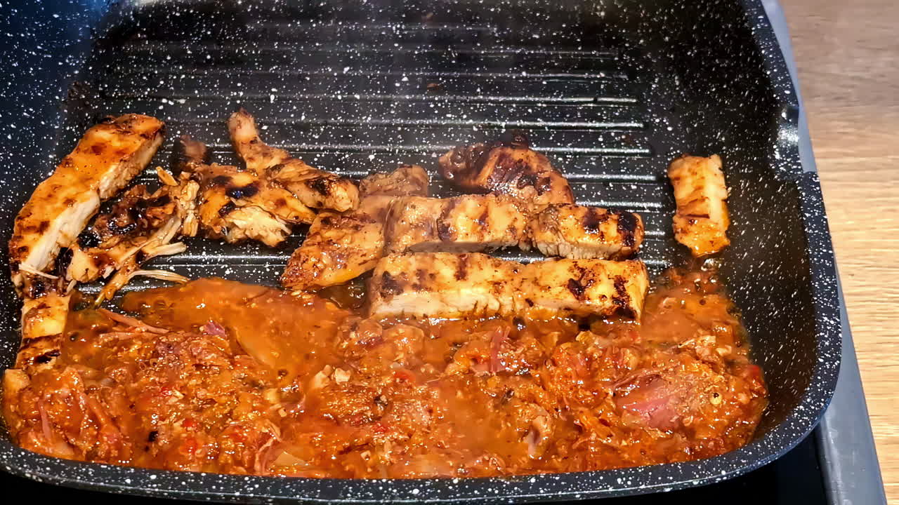 pollo a la parrilla cocinado en una barbacoa con salsa sazonada