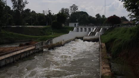 4-Km-Tosendes-Regenwasser,-Das-Aus-Einem-überlaufenden-Damm-In-Thailand-Strömt