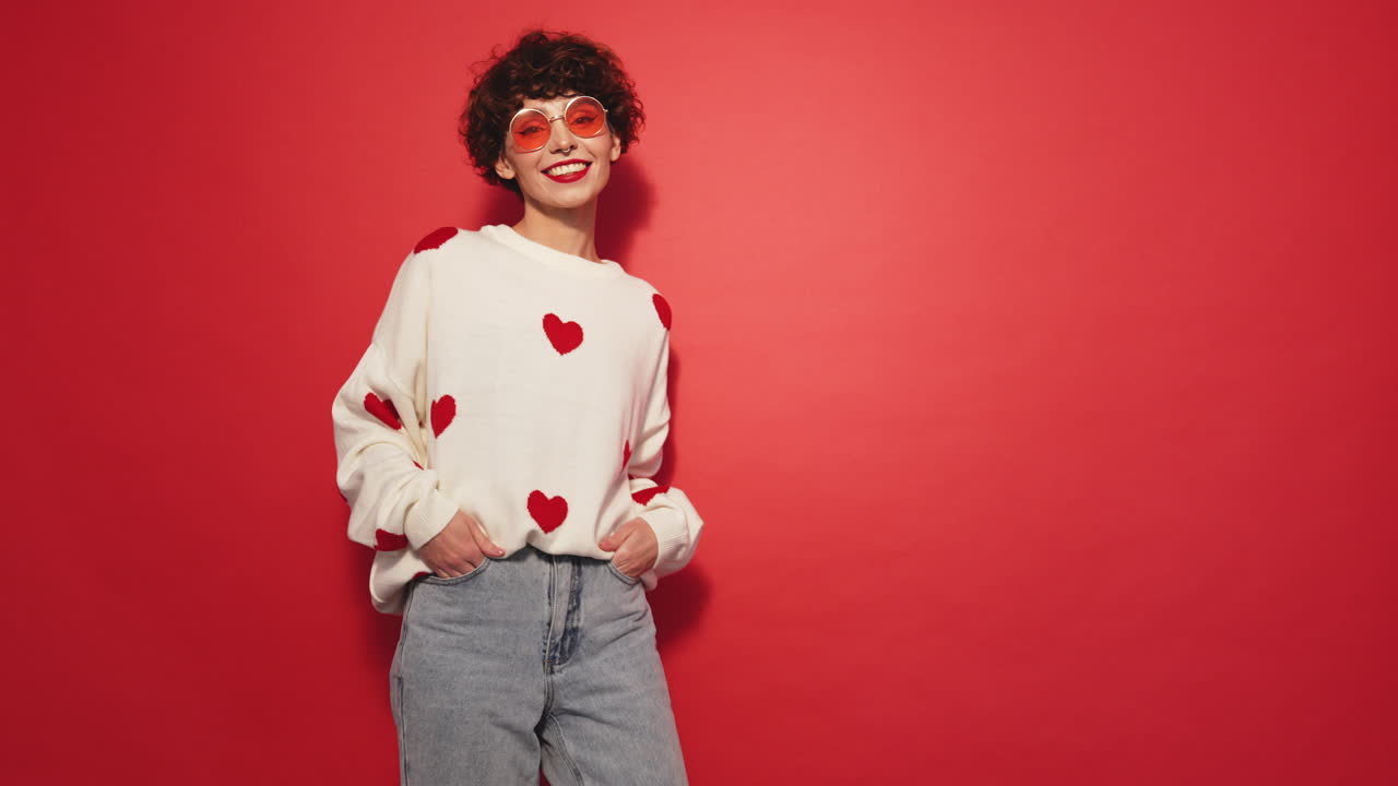 mujer elegante con un suéter de corazón