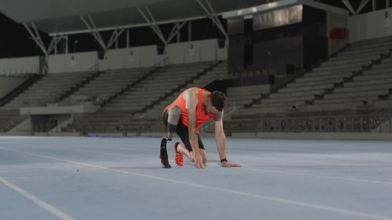 atleta masculino caucásico discapacitado con cuchilla de correr que sufre de agotamiento