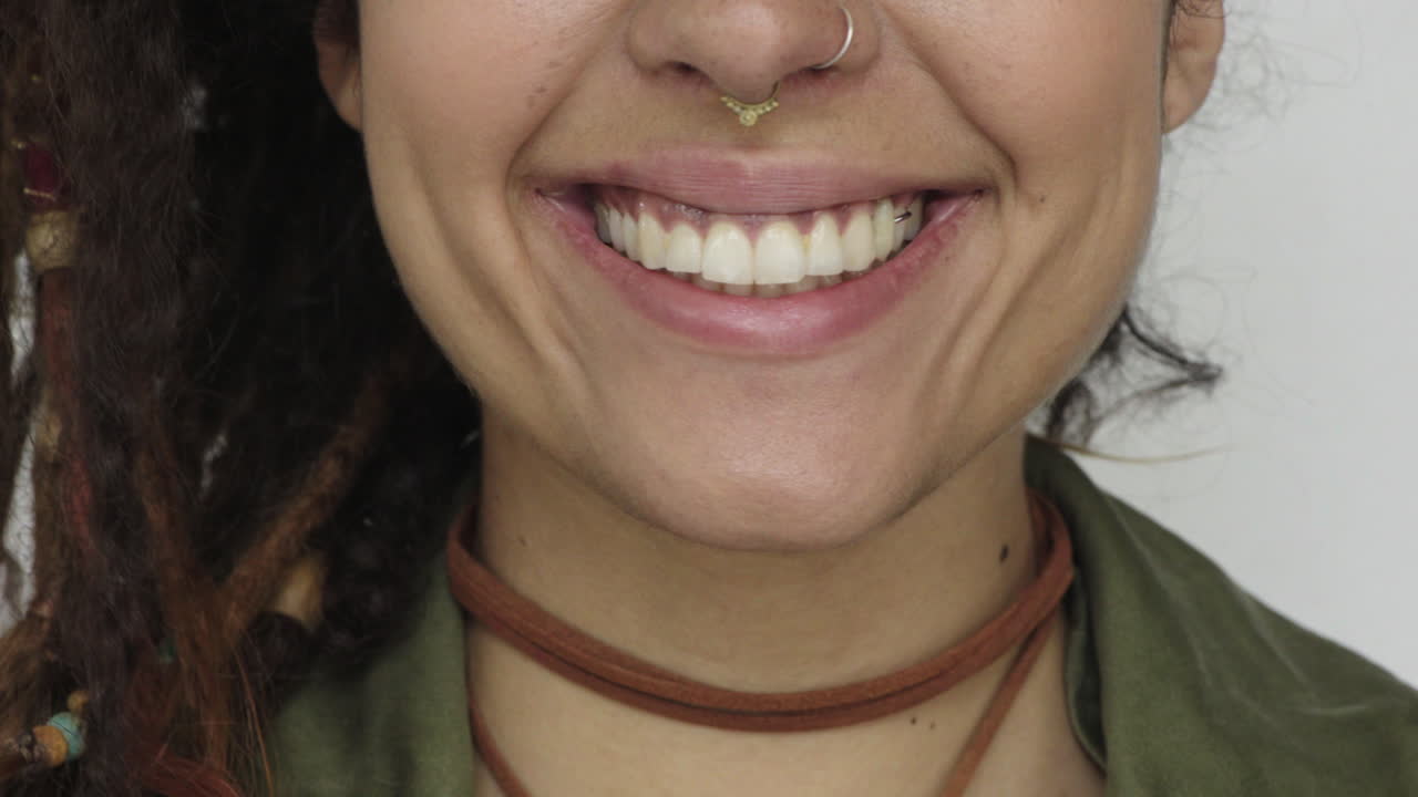 boca de mujer joven sonriendo satisfacción feliz dientes blancos saludables concepto de salud dental