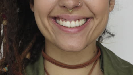 Mujer-Joven-Boca-Sonriendo-Feliz-Satisfacción-Dientes-Blancos-Sanos-Concepto-De-Salud-Dental