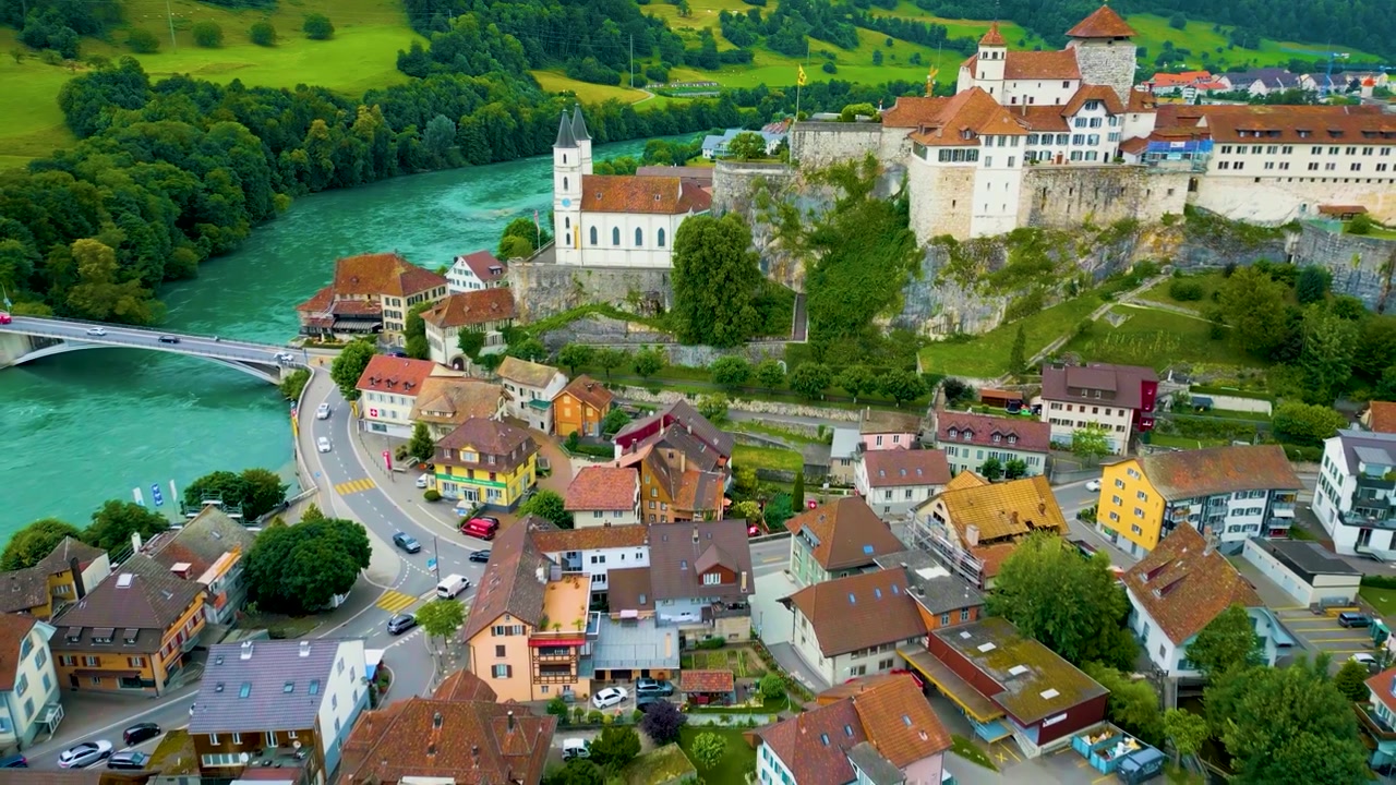 4K-Drohnenvideo der schönen Festung Aarburg und der Reformierten Kirche entlang des Flusses Aare in Aarburg, Schweiz.