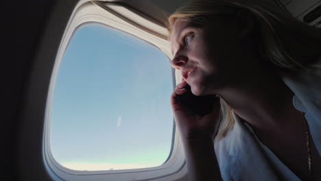 Mujer-De-Negocios-Hablando-Por-Teléfono-En-La-Cabina-De-Un-Avión.