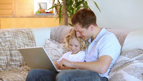 Un-Padre-Y-Su-Hijo-Usando-Una-Computadora-Portátil