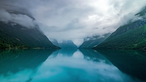 Zeitraffer-Schöne-Natur-Norwegen-Naturlandschaft-Lovatnet-See-Lodal-Tal.