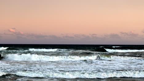 Cielos-Color-Pastel-Del-Amanecer-Sobre-Las-Espumosas-Olas-Del-Océano:-La-Quietud-De-La-Naturaleza-Al-Amanecer