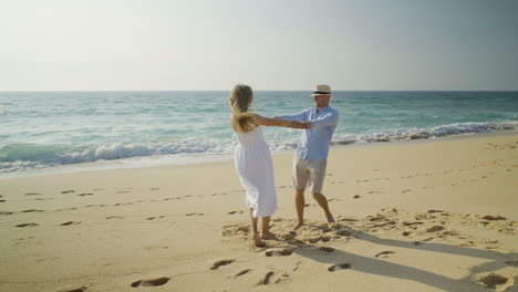 Pareja-Tomados-De-La-Mano-Y-Dando-Vueltas-En-La-Playa