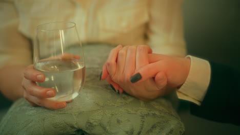 la mujer ofrece apoyo emocional a su amiga