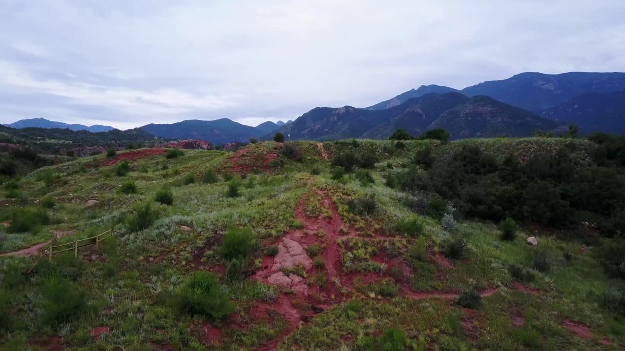 콜로라도의 은 바위, 초록 잔디, 그리고 산의 상승